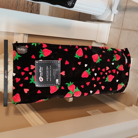 Betsey Johnson Other - Luv by Betsey Johnson ultra soft plush throw black with red strawberries and ❤️